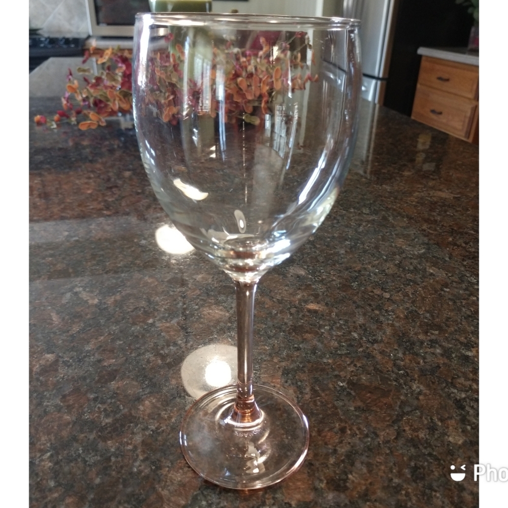 Beautiful Pair Of Pink Blush Wine Glasses - Picture 2 of 2